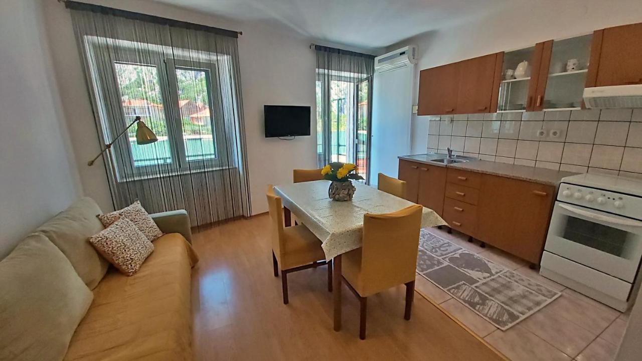 Apartment Mandic Omis Exterior photo